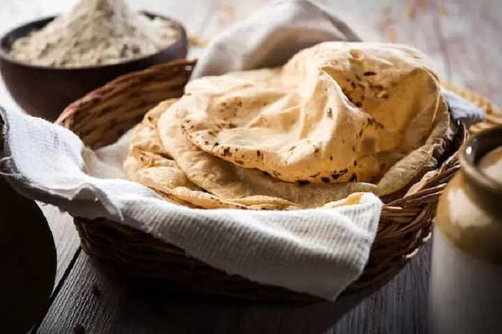 Freshly prepared US BENGOL Atta Roti in traditional basket